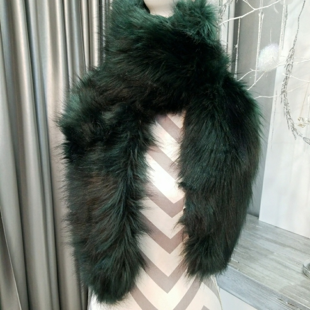 (last 2) GREEN FAUX FUR SCARF - Picture 3 of 4